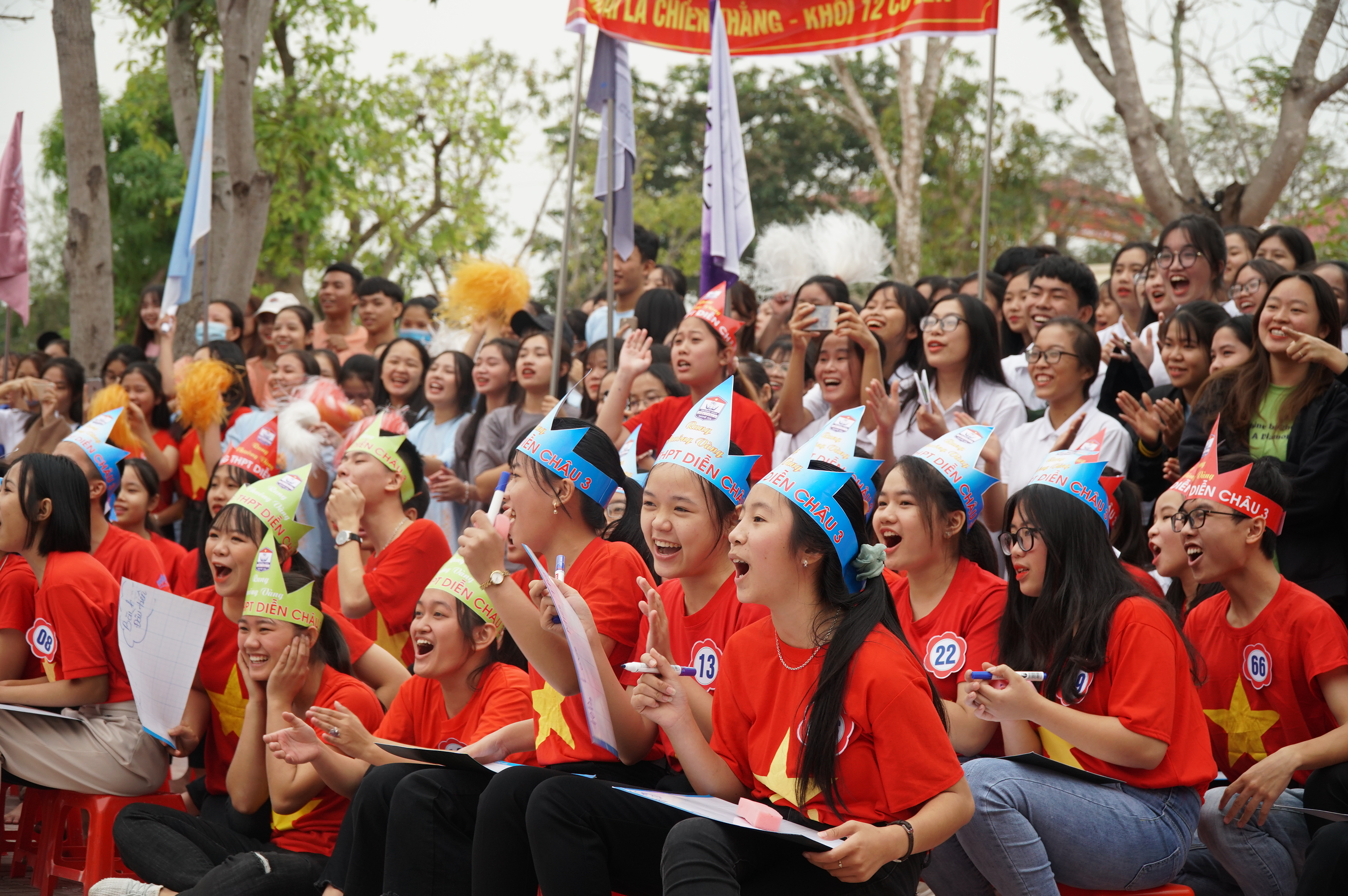 Học sinh Trường THPT Diễn Châu 3 hào hứng tham gia Cuộc thi “Rung chuông Vàng”  tìm hiểu SKSS vị thành niên. 