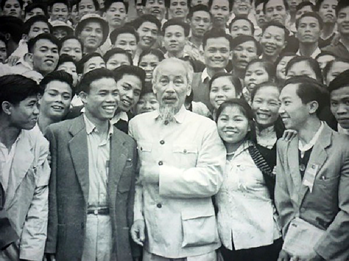Chủ tịch Hồ Chí Minh chụp ảnh cùng các đại biểu thanh niên tham gia Đại hội Đoàn toàn quốc lần III, tại Hà Nội, năm 1961.