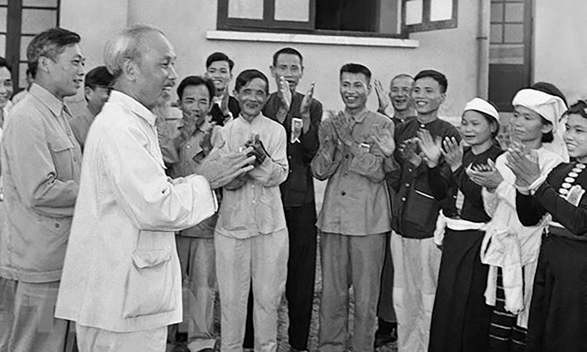 Chủ tịch Hồ Chí Minh gặp mặt thân mật các đại biểu dự Đại hội liên hoan Anh hùng, Chiến sỹ thi đua ngành nông nghiệp và Đổi công toàn quốc tại Hà Nội, ngày 23/5/1957. Ảnh tư liệu: TTXVN