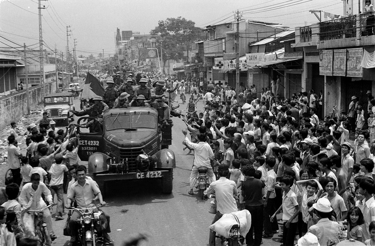 Người dân Sài Gòn chào đón bộ đội giải phóng sau khi Chiến dịch Hồ Chí Minh thắng lợi. 