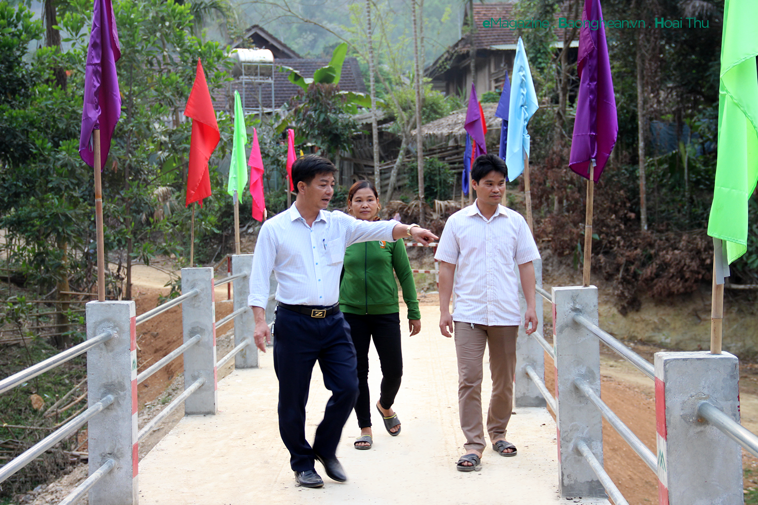 Ông Phạm Trọng Bình, Trưởng ban Dân vận, Chủ tịch Ủy ban MTTQ huyện Con Cuông (ngoài cùng, bên trái) cùng người dân bản Quẹ thăm cây cầu mới.