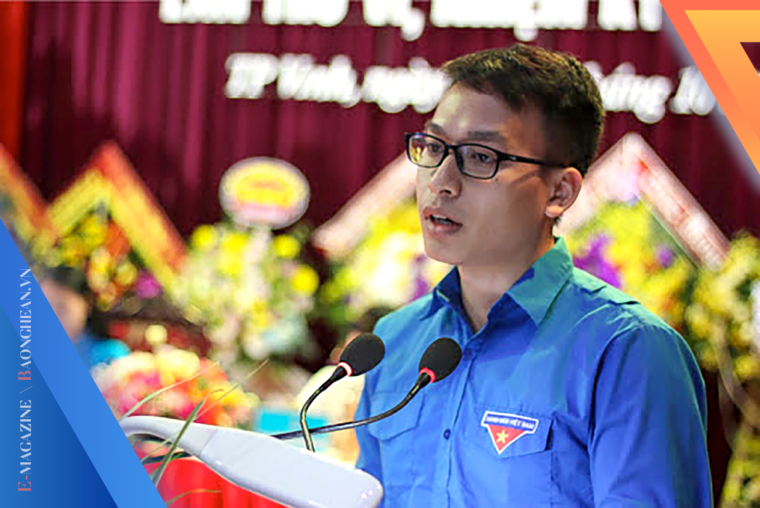 Nghiêm Tiến Viễn trong trang phục Đoàn TNCS Hồ Chí Minh tham luận tại một hội nghị do Tỉnh đoàn tổ chức.