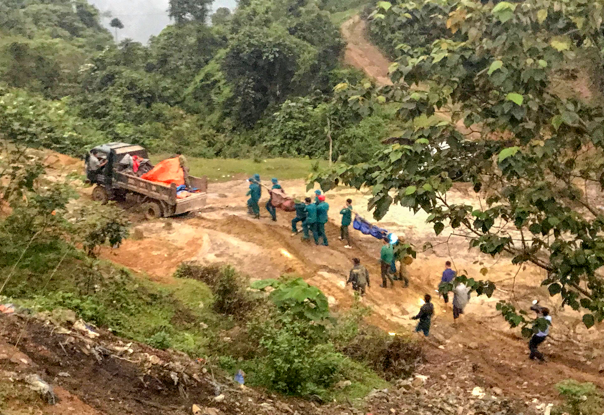 Cán bộ, nhân dân huyện Quỳ Hợp và xã Châu Hồng tổ chức cứu hộ nạn nhân vụ sập mỏ trên núi Lan Toong dịp tháng 3/2019.