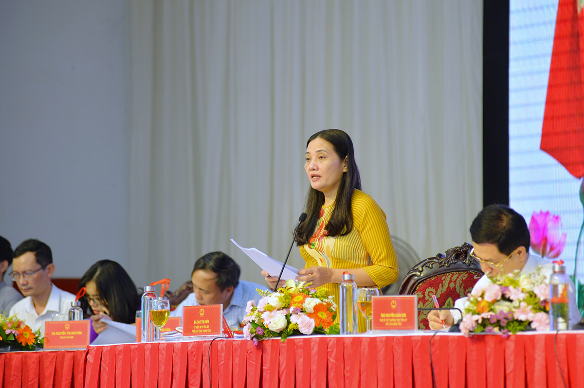 Phó Chủ tịch HĐND tỉnh Cao Thị Hiền điều hành phiên thảo luận tại kỳ họp thứ 15, HĐND tỉnh Nghệ An khóa XVII. Ảnh: T.C