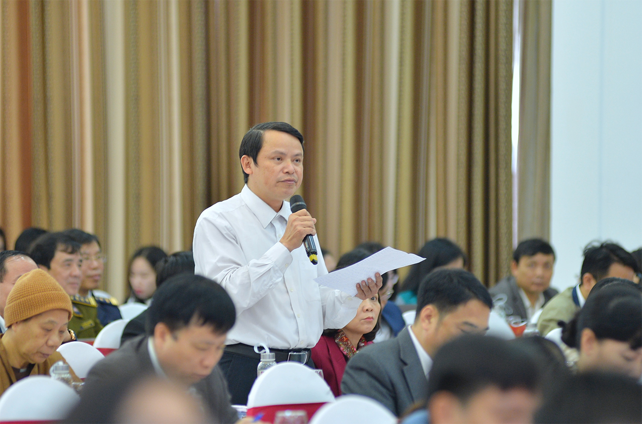 Đại biểu chất vấn tại kỳ họp thứ 17 HĐND tỉnh Nghệ An khóa XVII. Ảnh: N.S