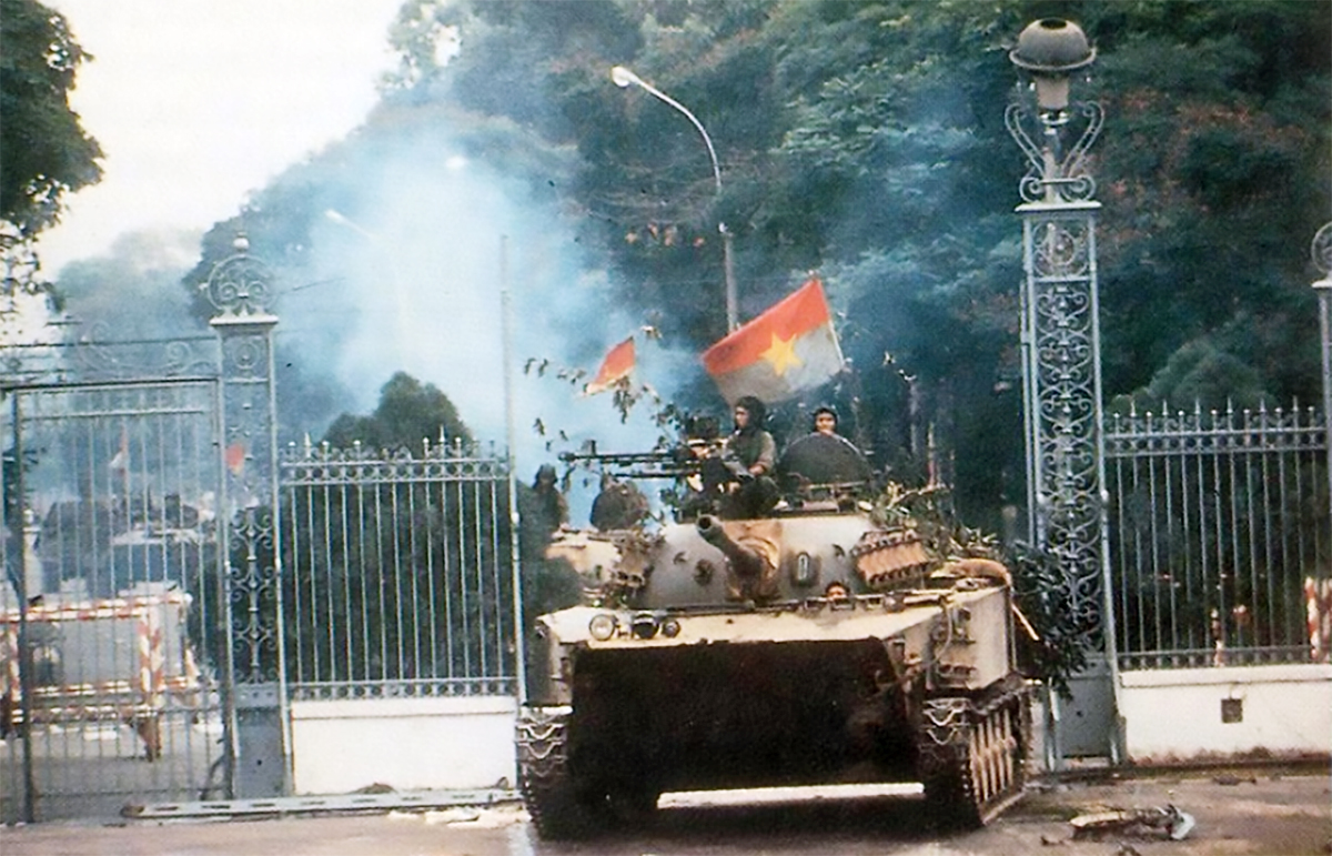 11 giờ 30 phút ngày 30/4/1975, xe tăng của quân giải phóng húc đổ cánh cổng dinh tổng thống ngụy (nay là Dinh Thống Nhất).