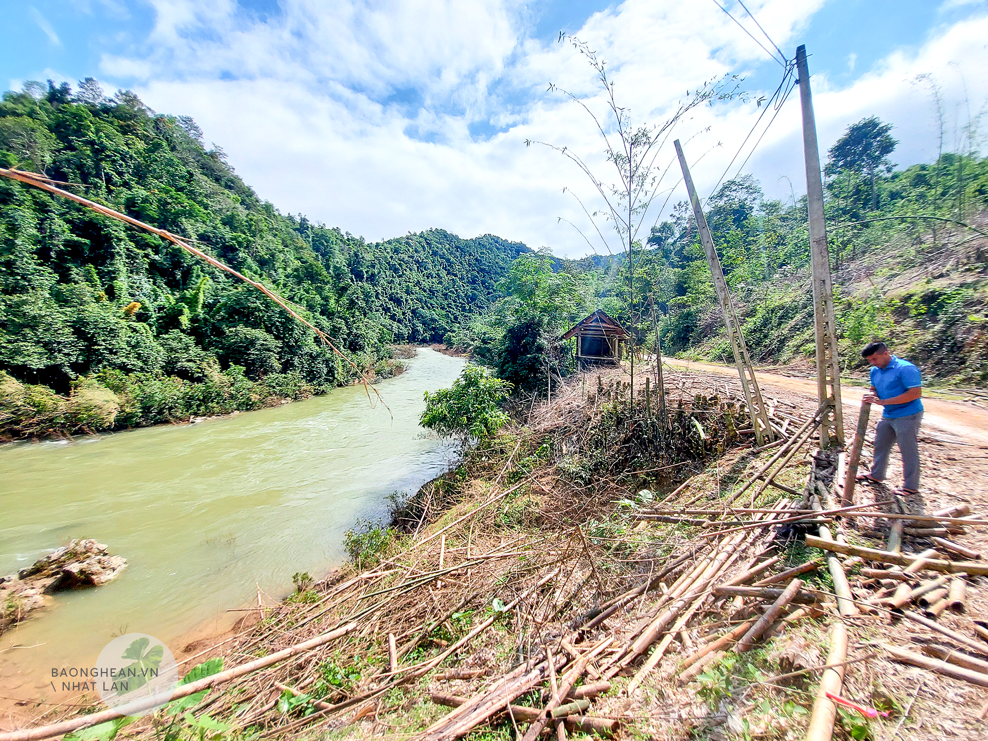 Dòng suối Choang và rừng tự nhiên phía trên cụm công trình đầu mối.