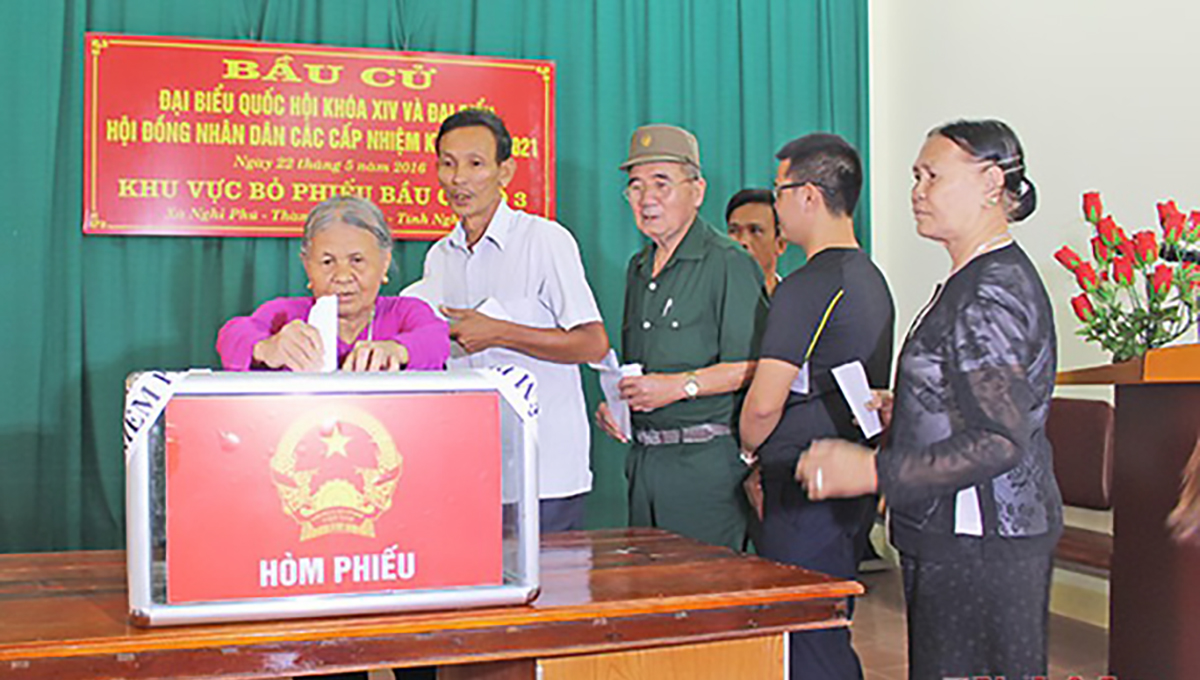 Bỏ phiếu bầu cử đại biểu Quốc hội khóa XIV và đại biểu HĐND các cấp nhiệm kỳ 2016 - 2021 tại xã Nghi Phú (T.P Vinh).