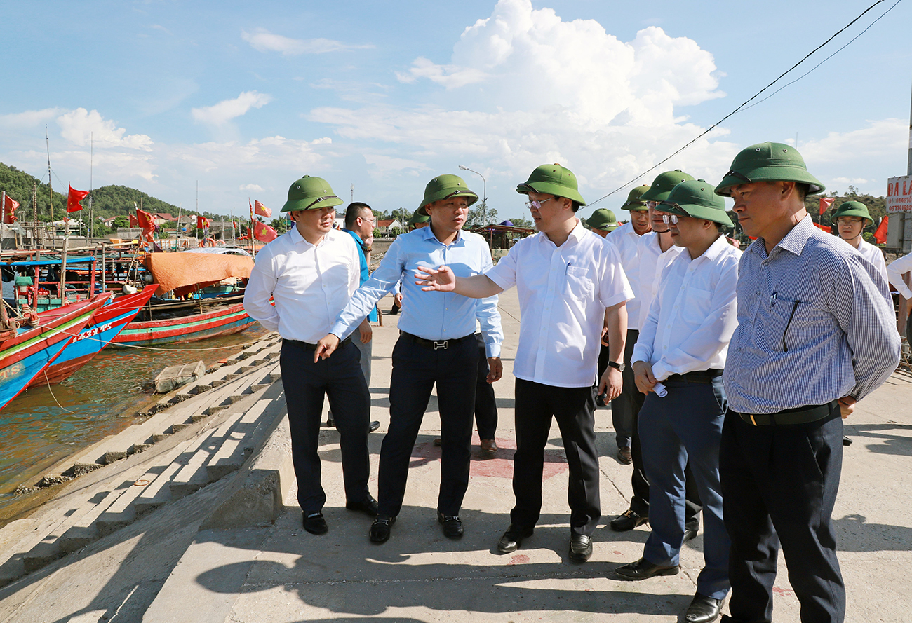 Chủ tịch UBND tỉnh Nguyễn Đức Trung kiểm tra bến cá của ngư dân (ảnh chụp tháng 6/2020).