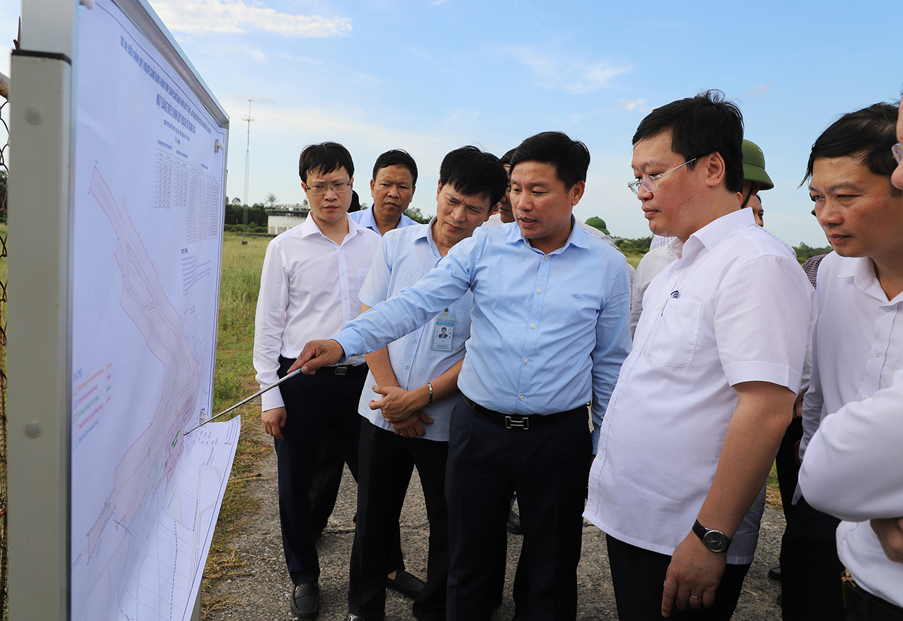 Chủ tịch UBND tỉnh Nguyễn Đức Trung kiểm tra việc quy hoạch thực hiện các dự án trong Cảng Hàng quốc tế không Vinh.
