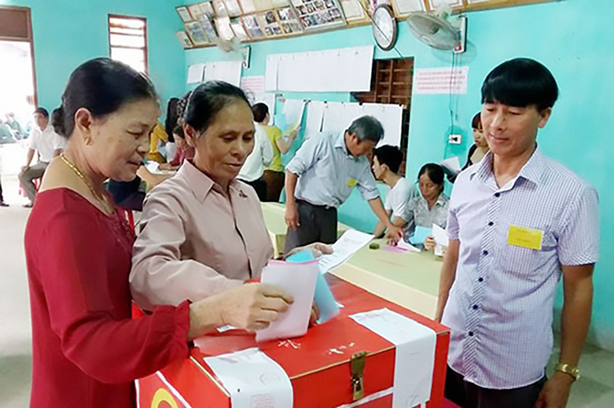 Cử tri xã Nghi Thiết (Nghi Lộc) bỏ phiếu bầu cử đại biểu Quốc hội khóa XIV và đại biểu HĐND các cấp nhiệm kỳ 2016 - 2021.