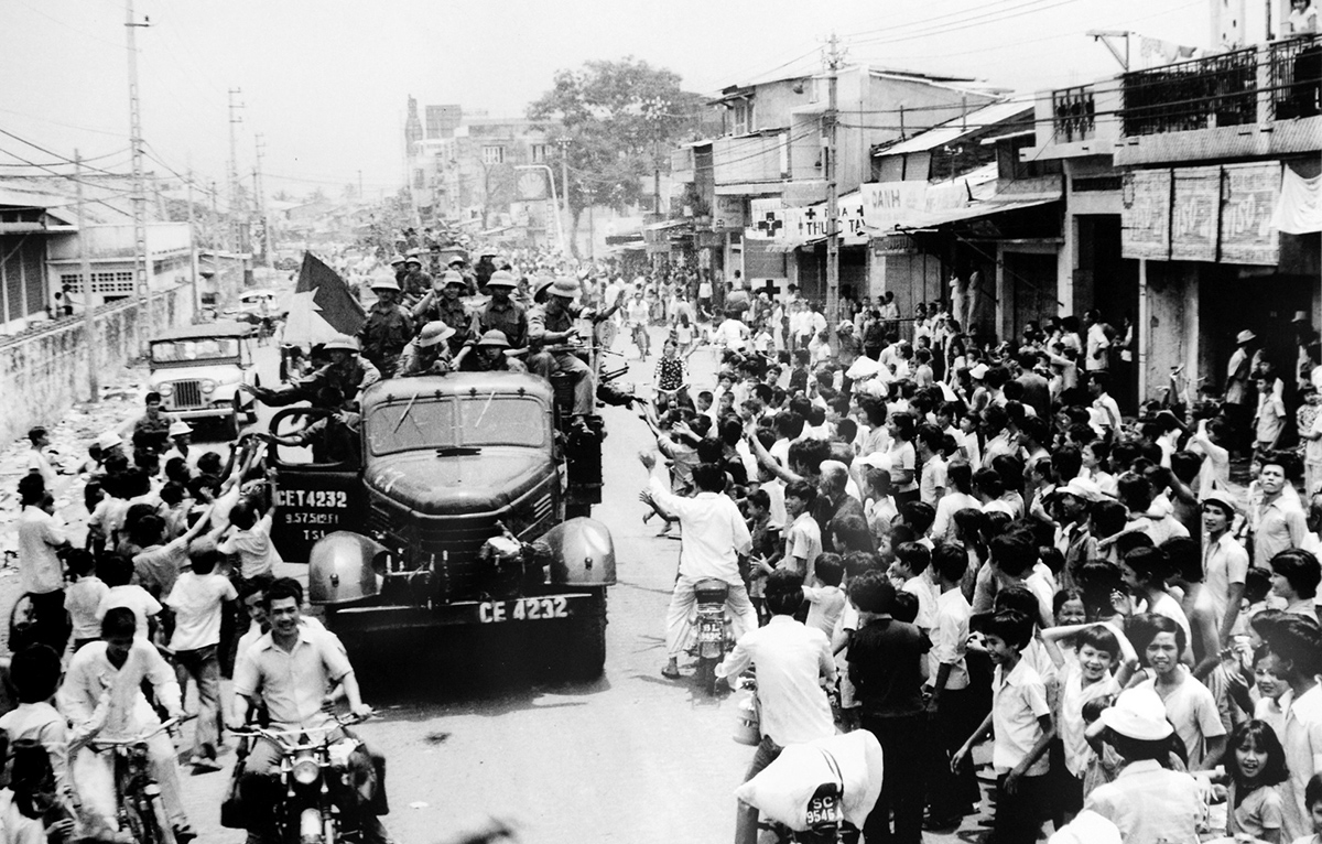 Nhân dân chào đón quân giải phóng tiến vào Sài Gòn.