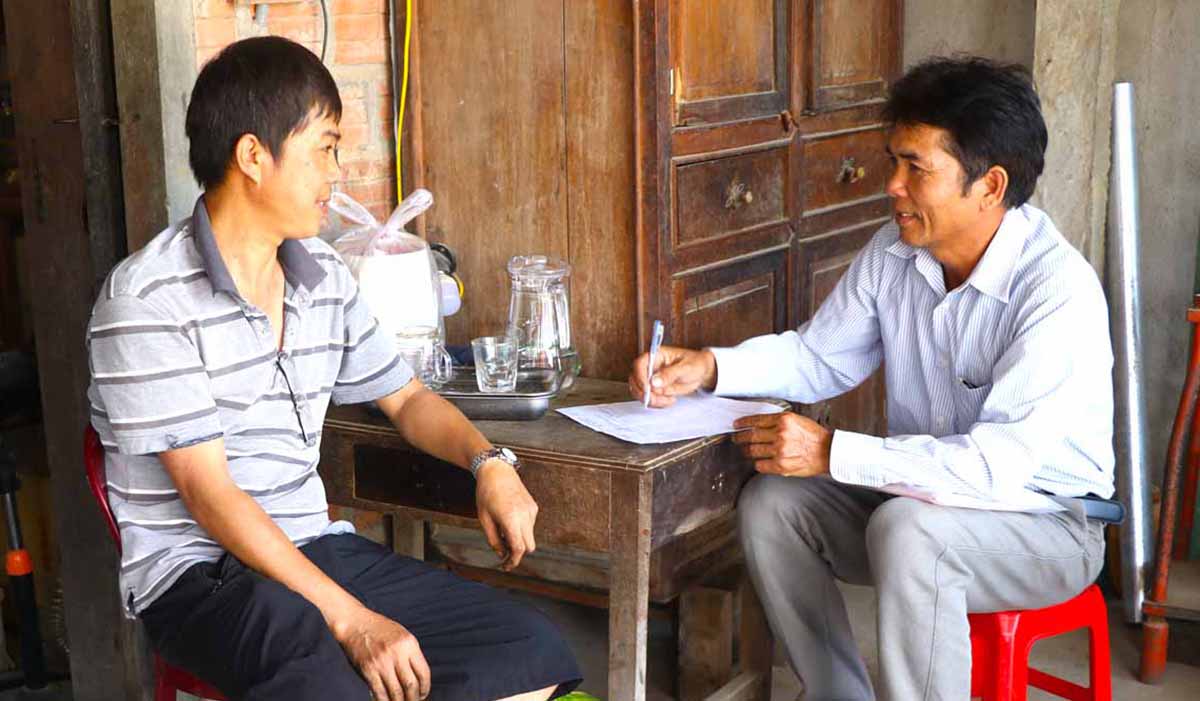 Cán bộ thôn 3, xã Thành An, thị xã An Khê (Gia Lai) đến từng nhà rà soát, lập danh sách cử tri trong thôn.