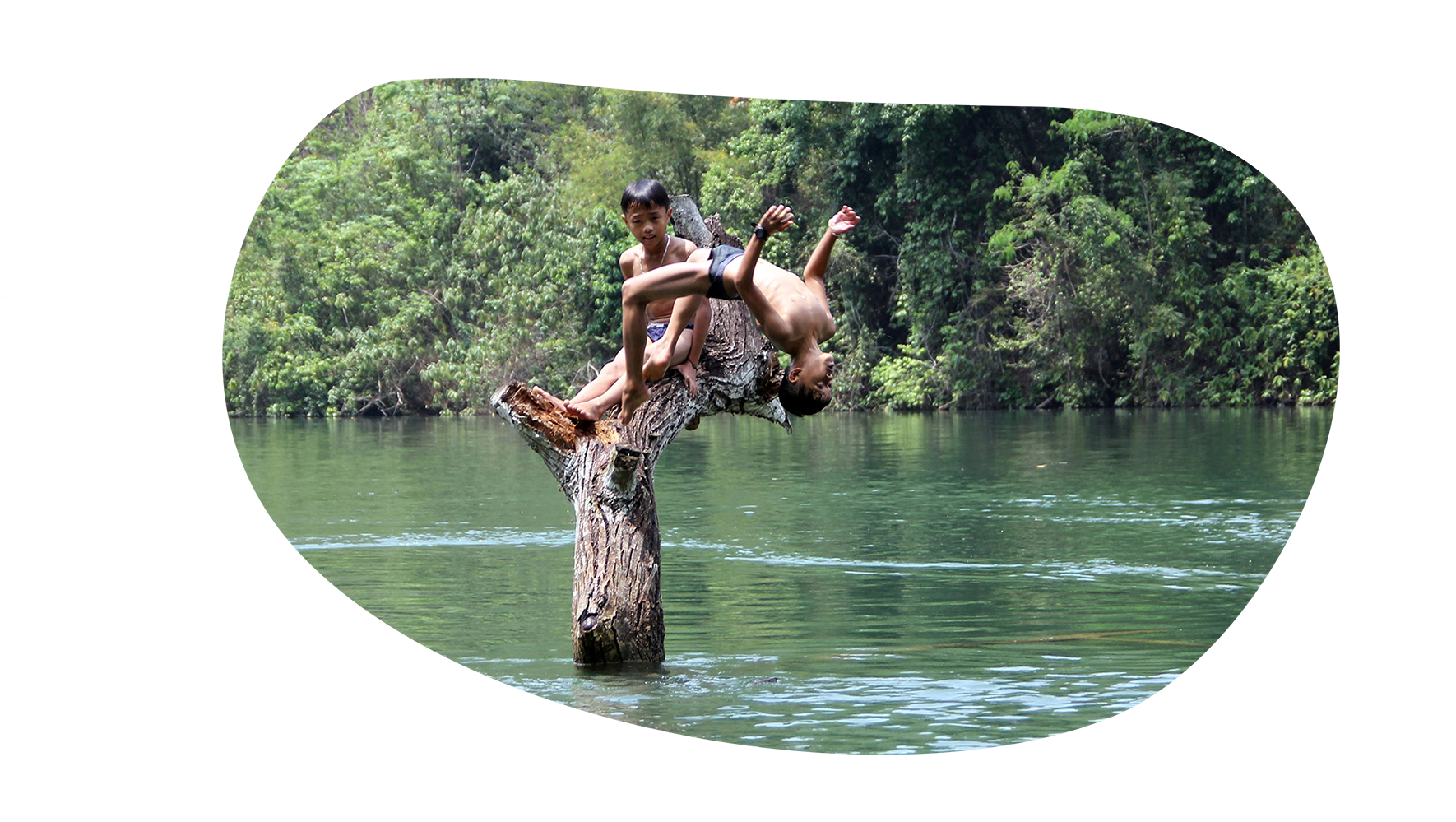 Hai đứa trẻ vùng cao nô đùa trên lòng hồ thủy điện.