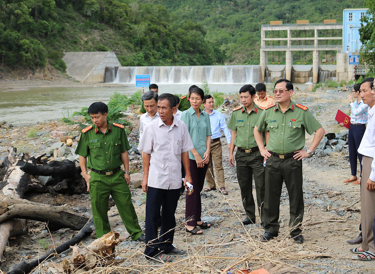 Thiếu tướng Nguyễn Hữu Cầu - đại biểu QH thị sát, tìm hiểu vụ việc Nhà máy thủy điện Nậm Nơn xả lũ làm chết người năm 2019.