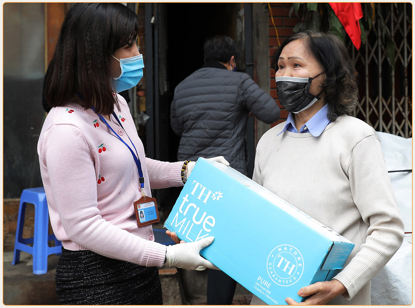 Tập đoàn TH tặng sữa đến người dân phố Núi Trúc (Hà Nội) trong đợt cách ly vào tháng 3/2020. Ảnh: P.V