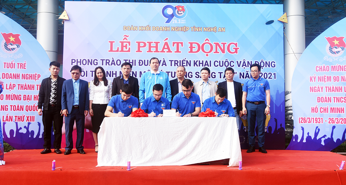 Đại diện 4 khối thi đua trực thuộc Đoàn khối doanh nghiệp tỉnh Nghệ An ký kết đảm nhận các chỉ tiêu thi đua trong năm 2021.