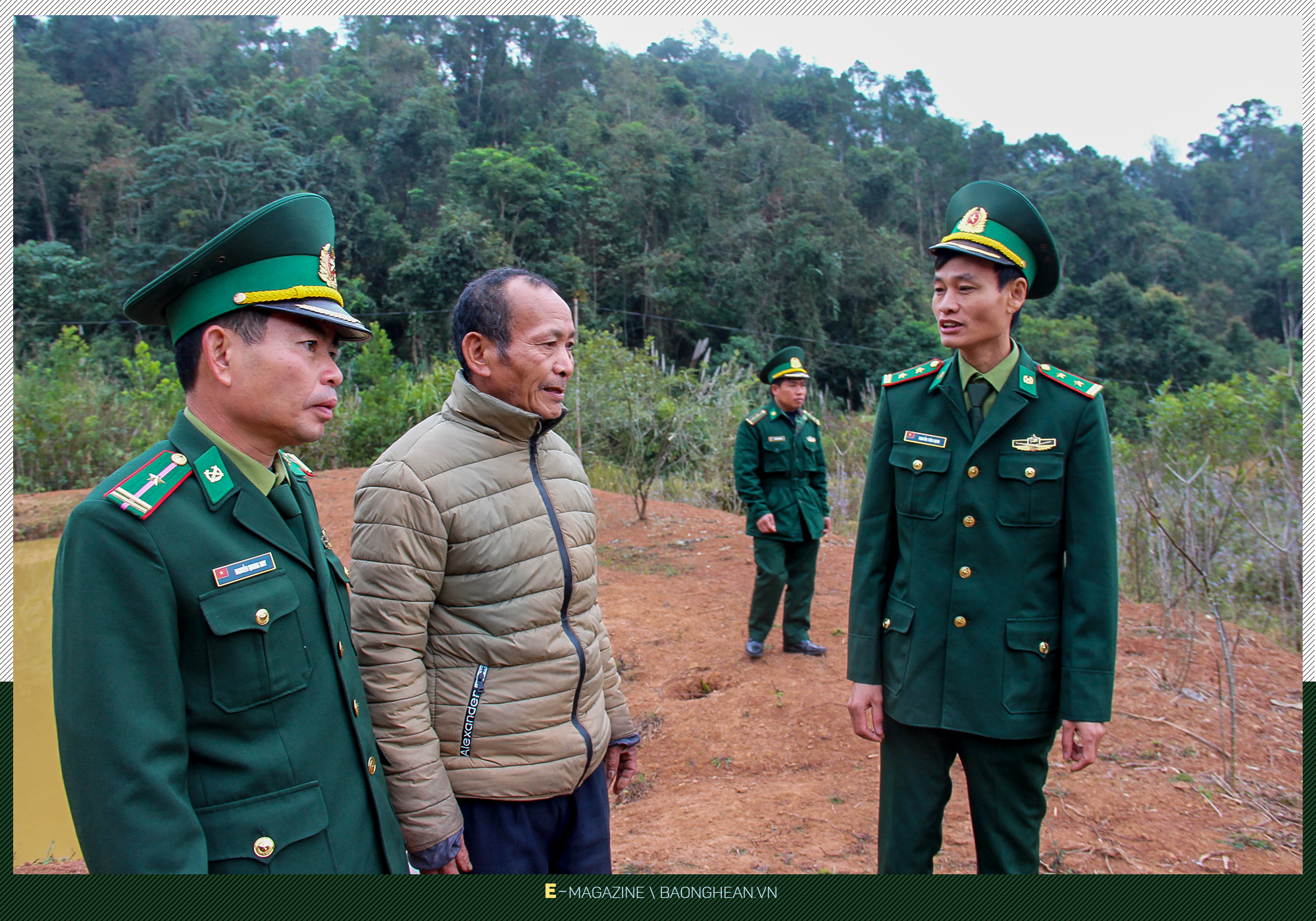 Cán bộ Đồn Biên phòng Keng Đu trao đổi với ông Moong Phò Lư về hướng vươn lên phát triển kinh tế để thoát đói nghèo.