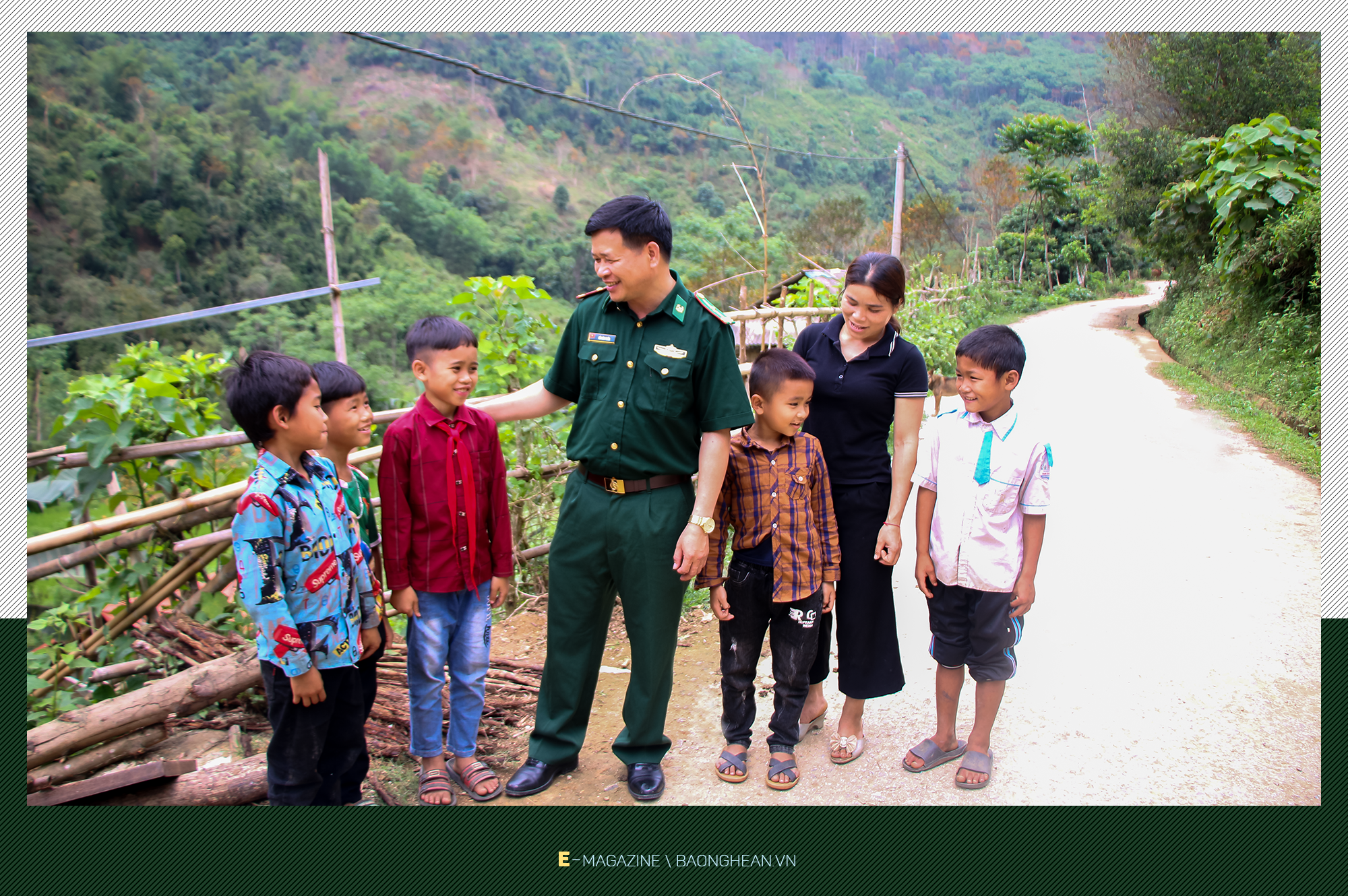 Thiếu tá Hồ Xuân Tuyến trò chuyện với người dân và các cháu nhỏ ở bản Tùng Hương, xã Tam Quang.