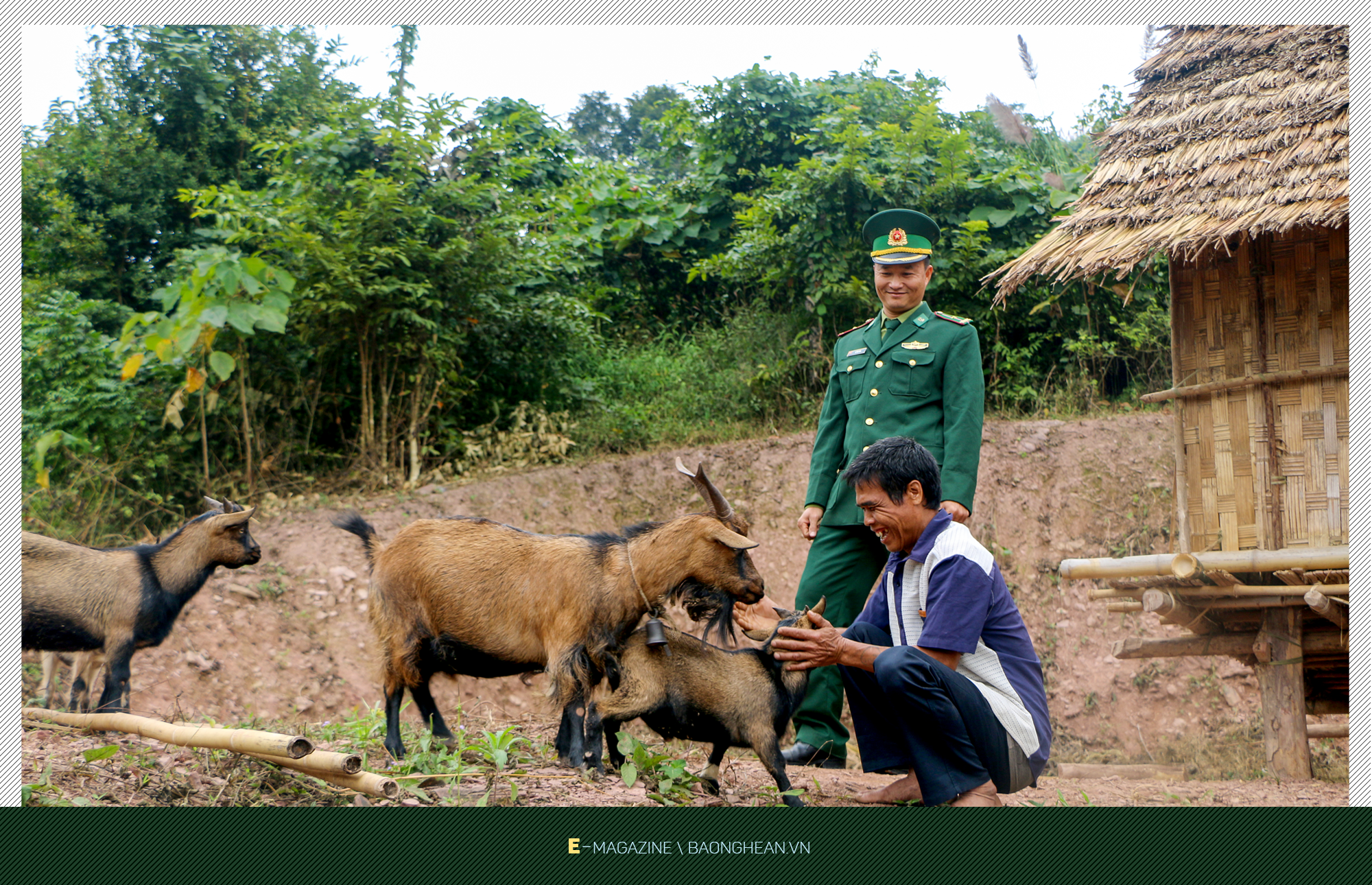 Niềm vui của ông Moong Văn An ở bản Huồi Bún khi được Thiếu tá Lê Văn Thìn - Đồn Biên phòng Mỹ Lý hỗ trợ dê giống và hướng dẫn chăn nuôi.