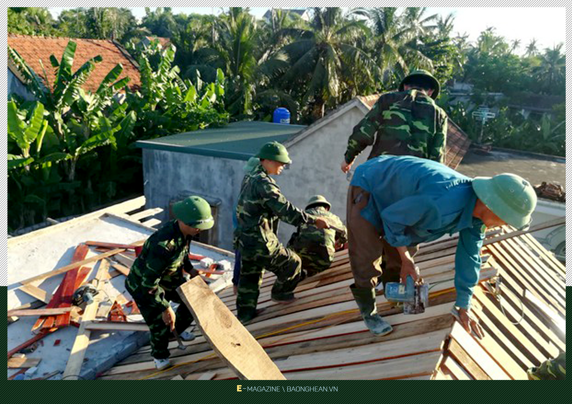 Các chiến sỹ Đồn Biên phòng Quỳnh Thuận giúp người dân hoàn cảnh khó khăn hoàn thiện nhà.