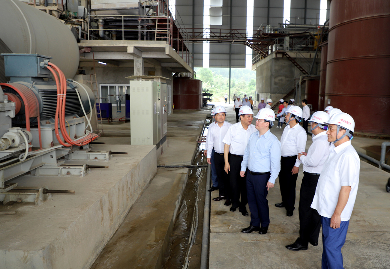 Chủ tịch UBND tỉnh Nguyễn Đức Trung kiểm tra tiến độ triển khai dự án đầu tư Khu liên hợp sản xuất vật liệu xây dựng Trung Đô tại xã Nghi Văn (Nghi Lộc).