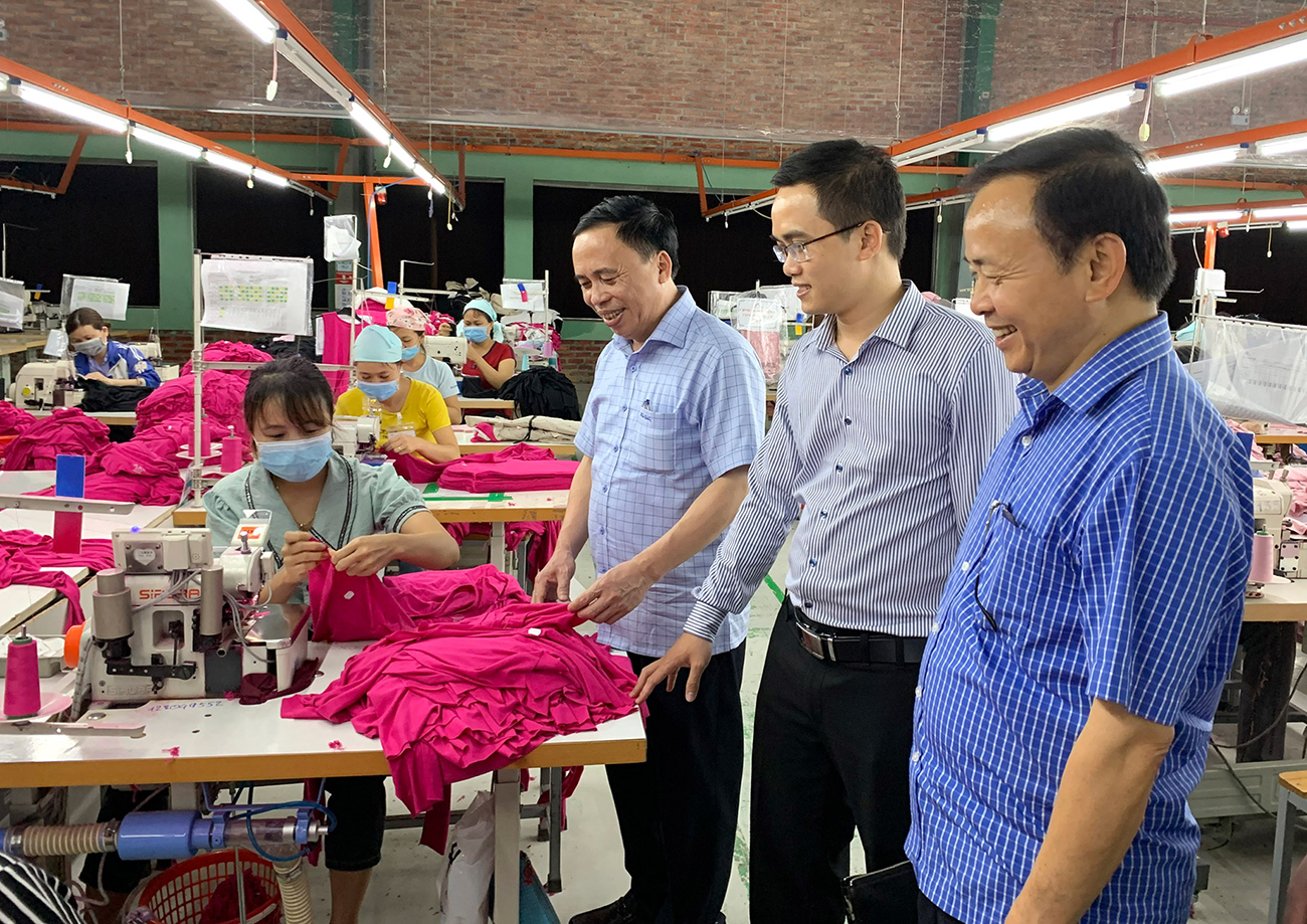 Lãnh đạo Sở Công Thương thăm dây chuyền dệt may ở xã Thanh Chi (Thanh Chương). 
