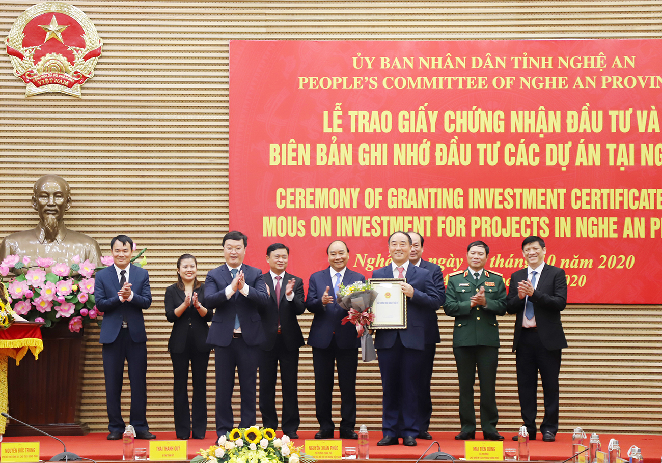 Nguyên Thủ tướng Chỉnh phủ, nay là Chủ tịch nước Nguyễn Xuân Phúc dự lễ trao Giấy chứng nhận đầu tư tại trụ sở UBND tỉnh vào tháng 10/2020.
