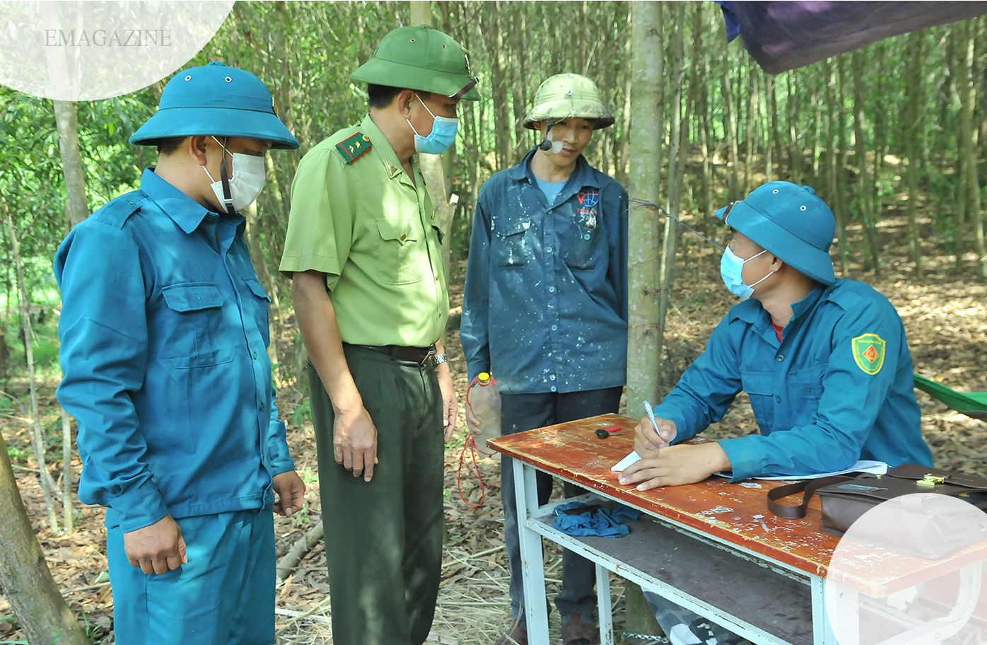 Kiểm soát người ra vào rừng tại điểm kiểm soát tại xã Diễn Phú (Diễn Châu). Ảnh: Tiến Đông