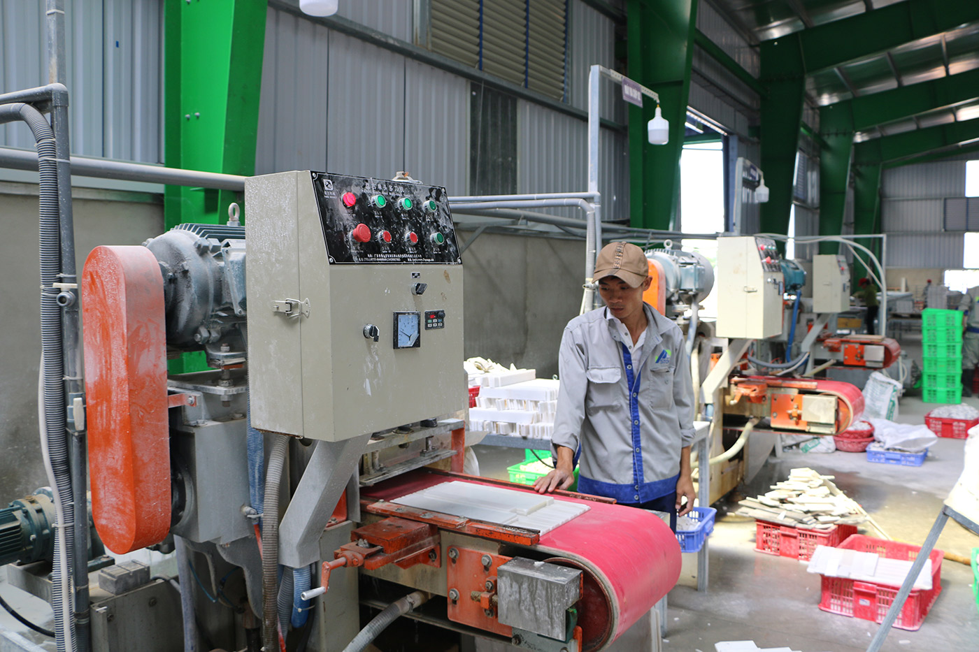 Sản xuất bột đá trắng siêu mịn và các sản phẩm trong Cụm công nghiệp Nghĩa Long. Ảnh: Nguyễn Hải