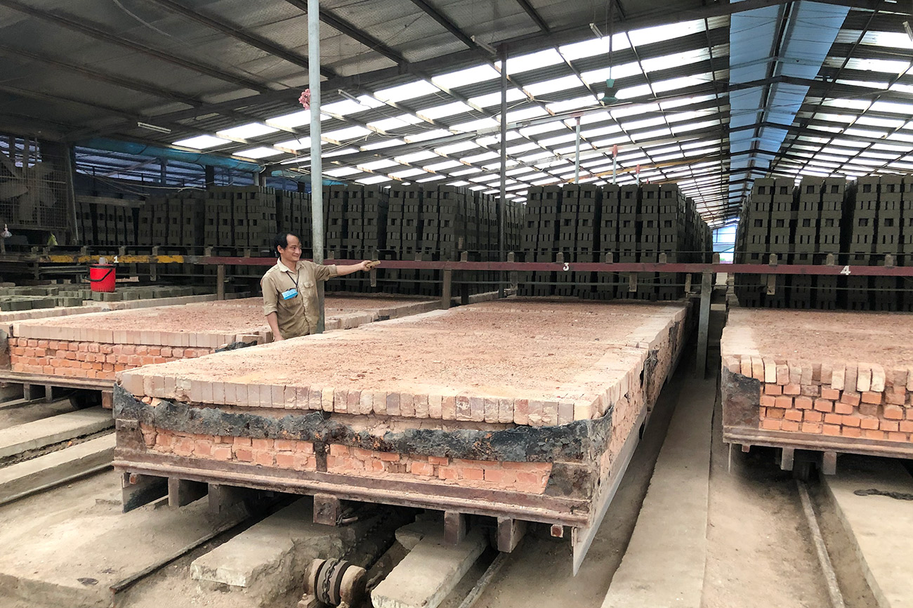 Nhà máy sản xuất gạch tại CCN Đô Lăng, xã Nghi Lâm (Nghi Lộc). Ảnh: Thu Huyền