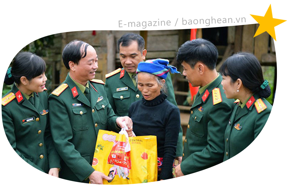 Hội phụ nữ trao quà cho bà con bản Mờ, xã Nậm Giải, huyện Quế Phong