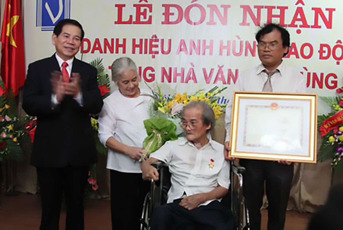 Chủ tịch nước Nguyễn Minh Triết trao tặng danh hiệu Anh hùng Lao động cho nhà văn Sơn Tùng. Ảnh: Nguyễn Đình Toán