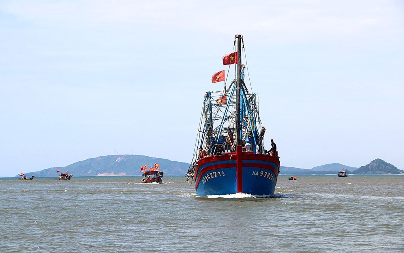 Tàu xa bờ xã Quỳnh Lập làm xong thủ tục đang ra khơi đánh xa bờ. Ảnh: Nguyễn Hải
