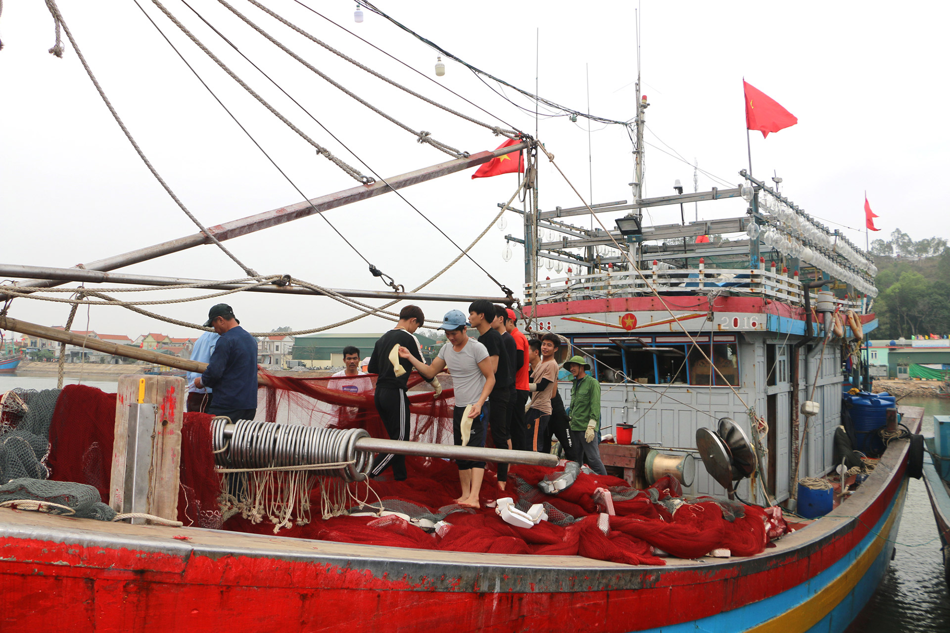 Tàu xã bờ của ngư dân chuẩn bị ra khơi tại cảng Lạch Quèn. Ảnh: Nguyễn Hải