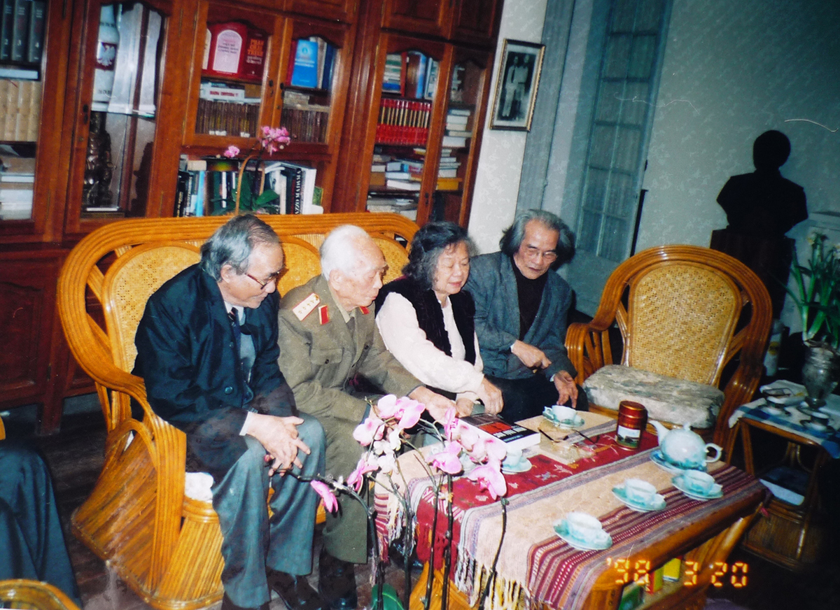 Đại tướng Võ Nguyên Giáp và phu nhân tiếp nhà văn Sơn Tùng và Giáo sư Phan Ngọc tại nhà riêng- năm 1989. Ảnh gia đình cung cấp