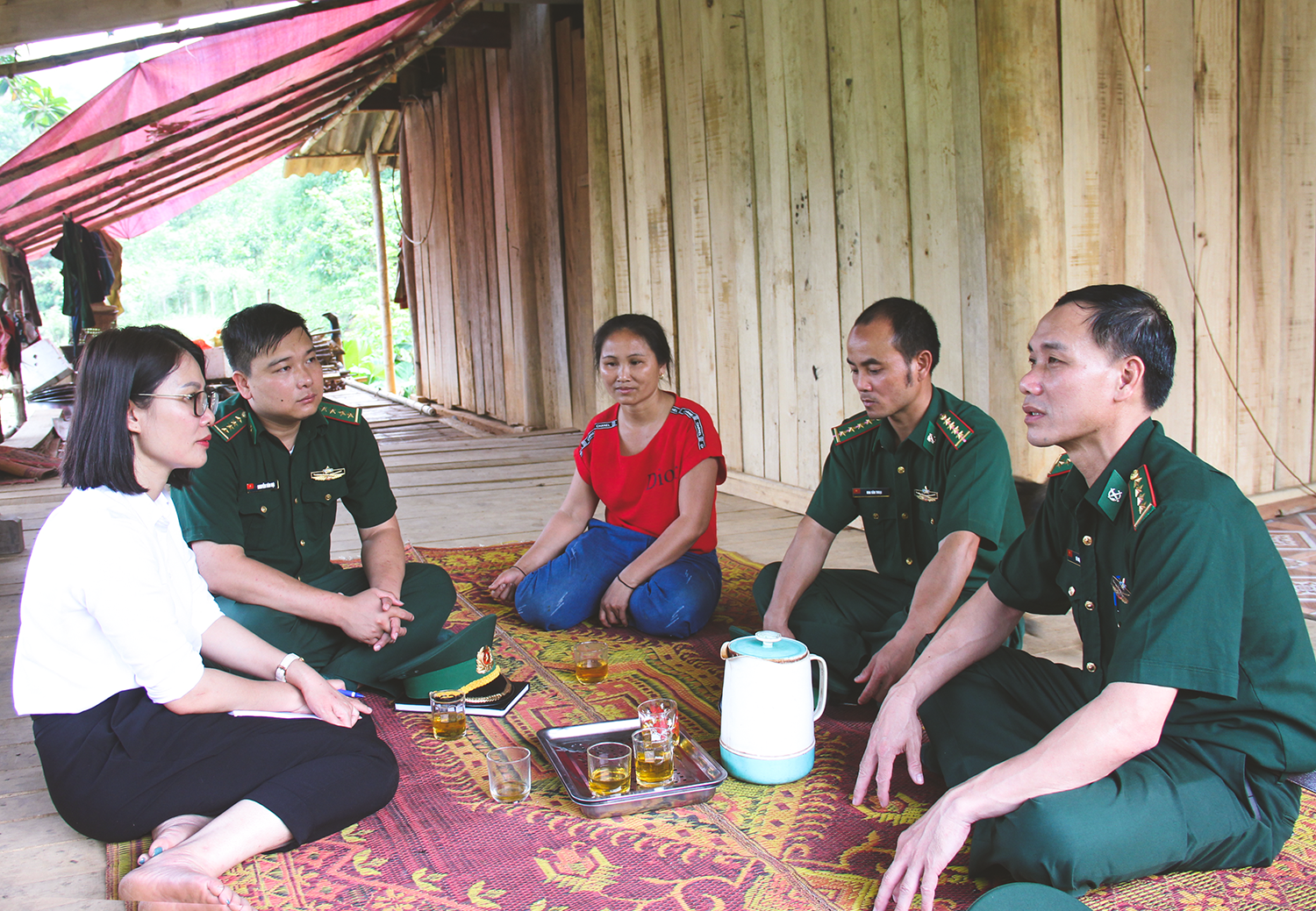 Đồn Biên phòng Tam Quang trao đổi hướng phát triển kinh tế với gia đình chị Lô Thị Thắm (áo đỏ).