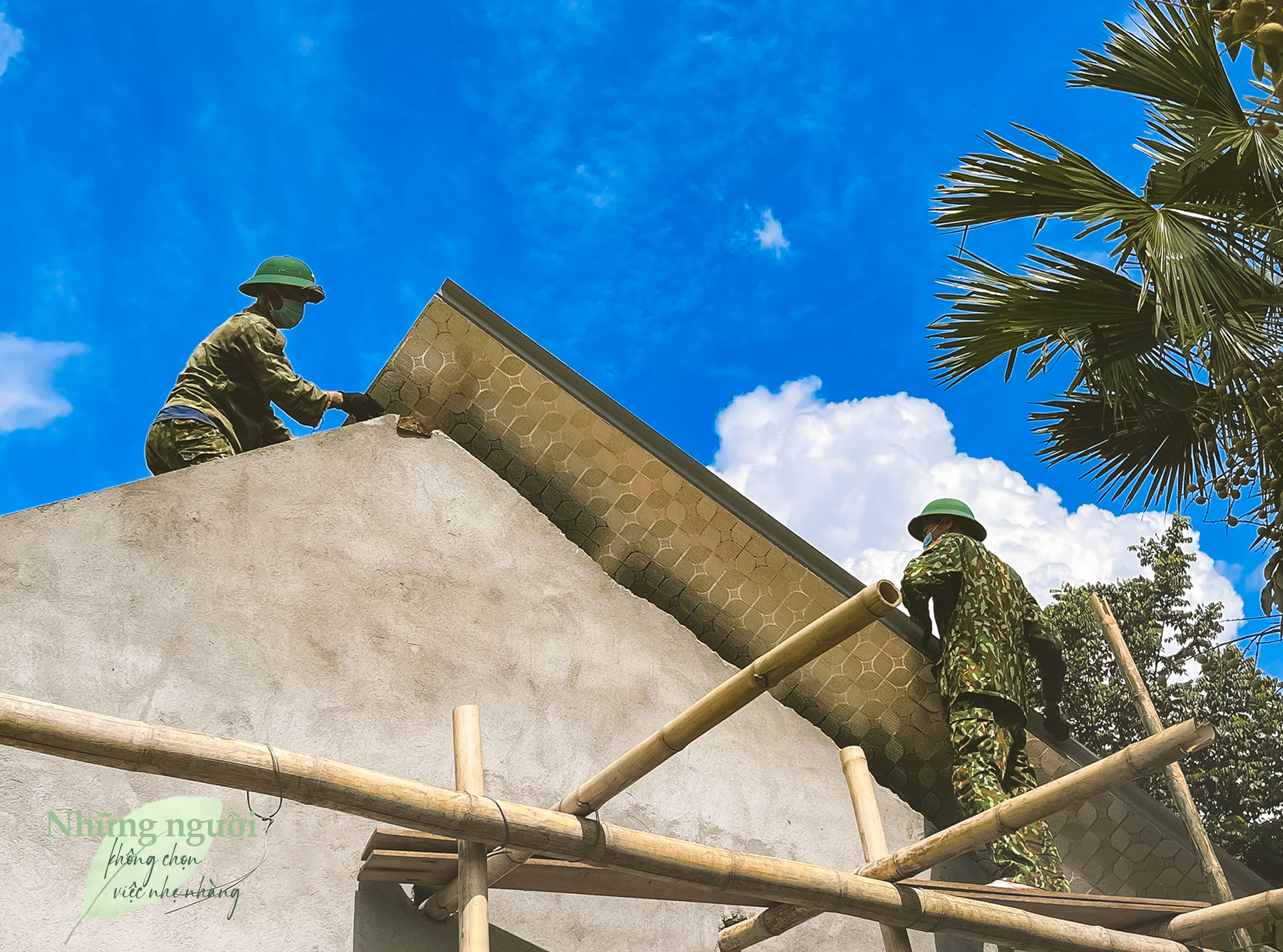Cán bộ, chiến sỹ Đồn Biên phòng Tam Quang giúp dân xây nhà.
