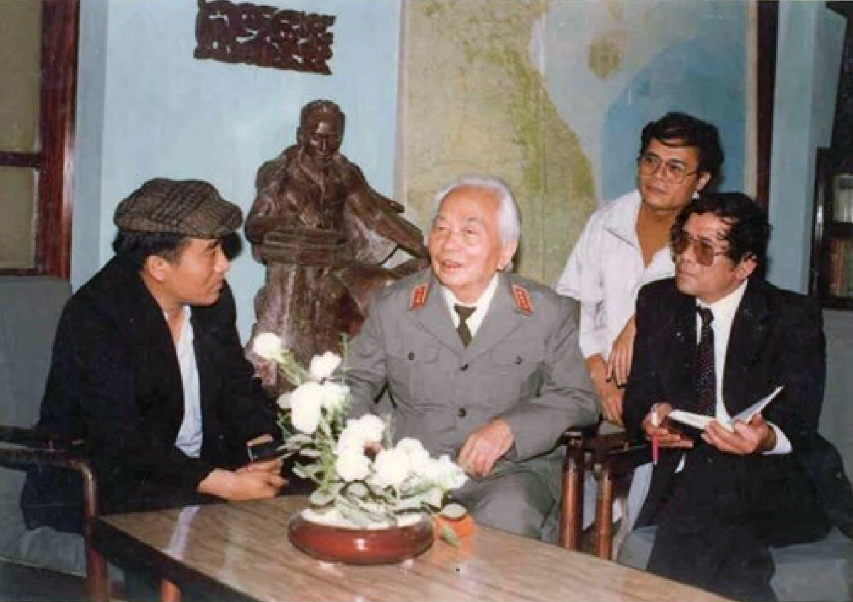 Nhà thơ Anh Ngọc ( phía sau Đại tướng) cùng các nhà văn quân đội vào thăm Đại tướng năm 1994. Ảnh: Tư liệu