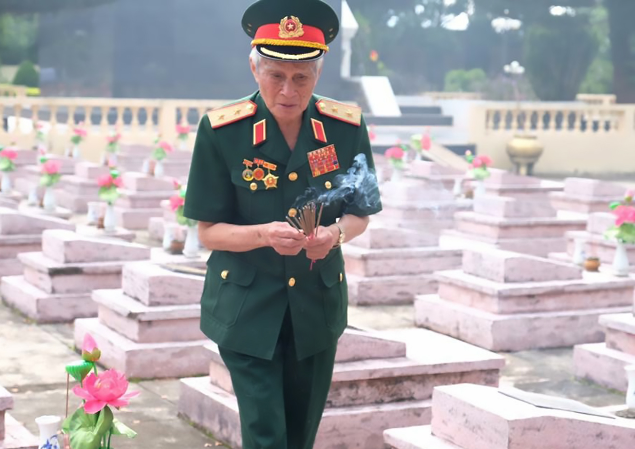 Những ngày tháng 7 hàng năm, ông luôn dành thời gian đến viếng thăm, dâng hương cho các đồng đội đã nằm xuống ở nghĩa trang trên cả nước. Ảnh: VnExpress