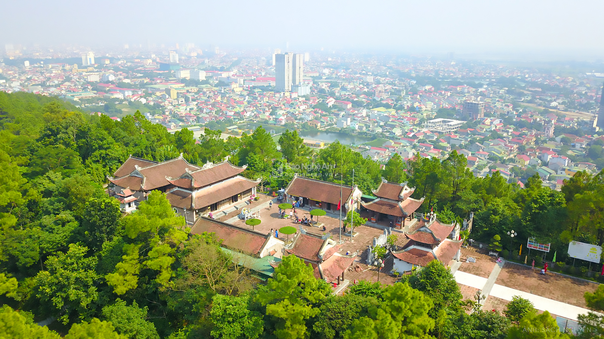 Một góc thành phố Vinh nhìn từ núi Dũng Quyết. Ảnh: Sách Nguyễn