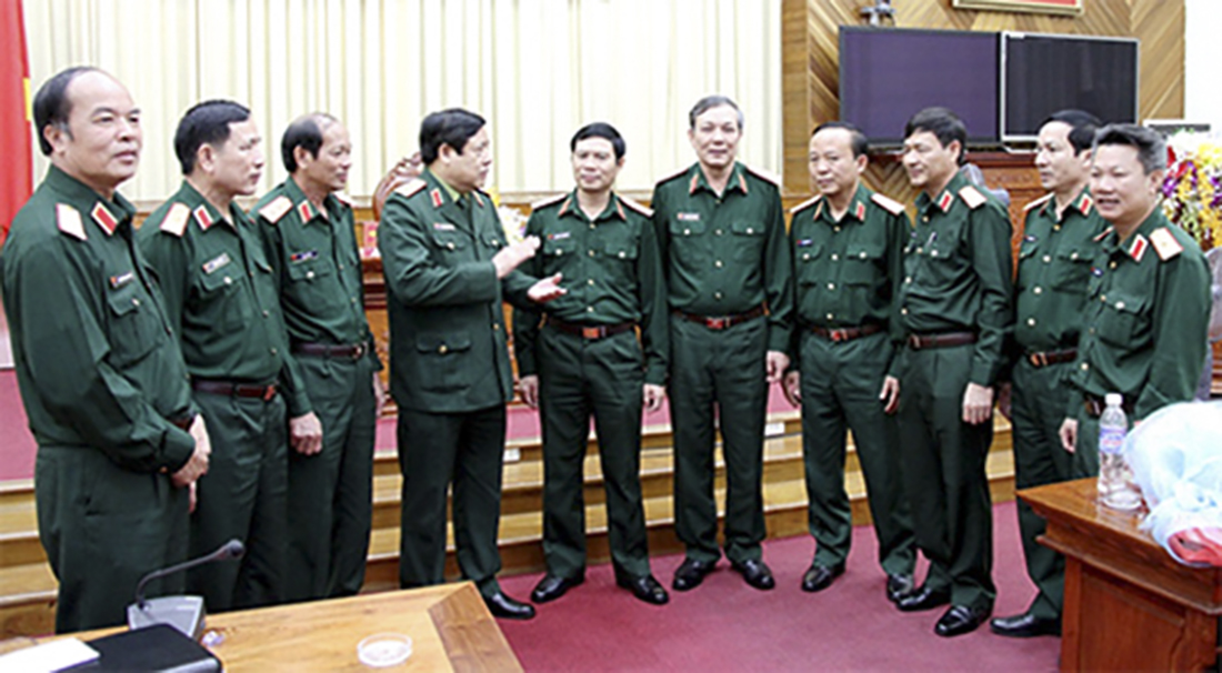 Đại tướng Phùng Quang Thanh trao đổi với lãnh đạo Quân khu 4 trong chuyến thăm, làm việc tại Quân khu 4, tháng 11/2014.