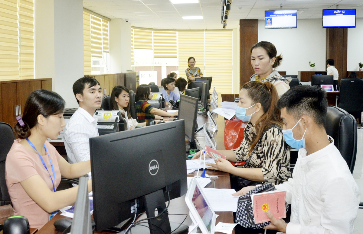 Giải quyết thủ tục hành chính tại Trung tâm phục vụ hành chính công tỉnh Nghệ An. Ảnh: Thanh Lê