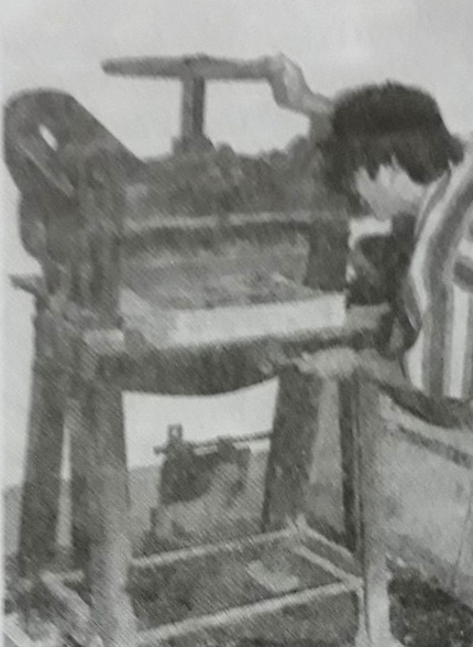 Máy xén quay tay - một trong những công cụ của các cơ sở in báo những năm 1936 - 1945.