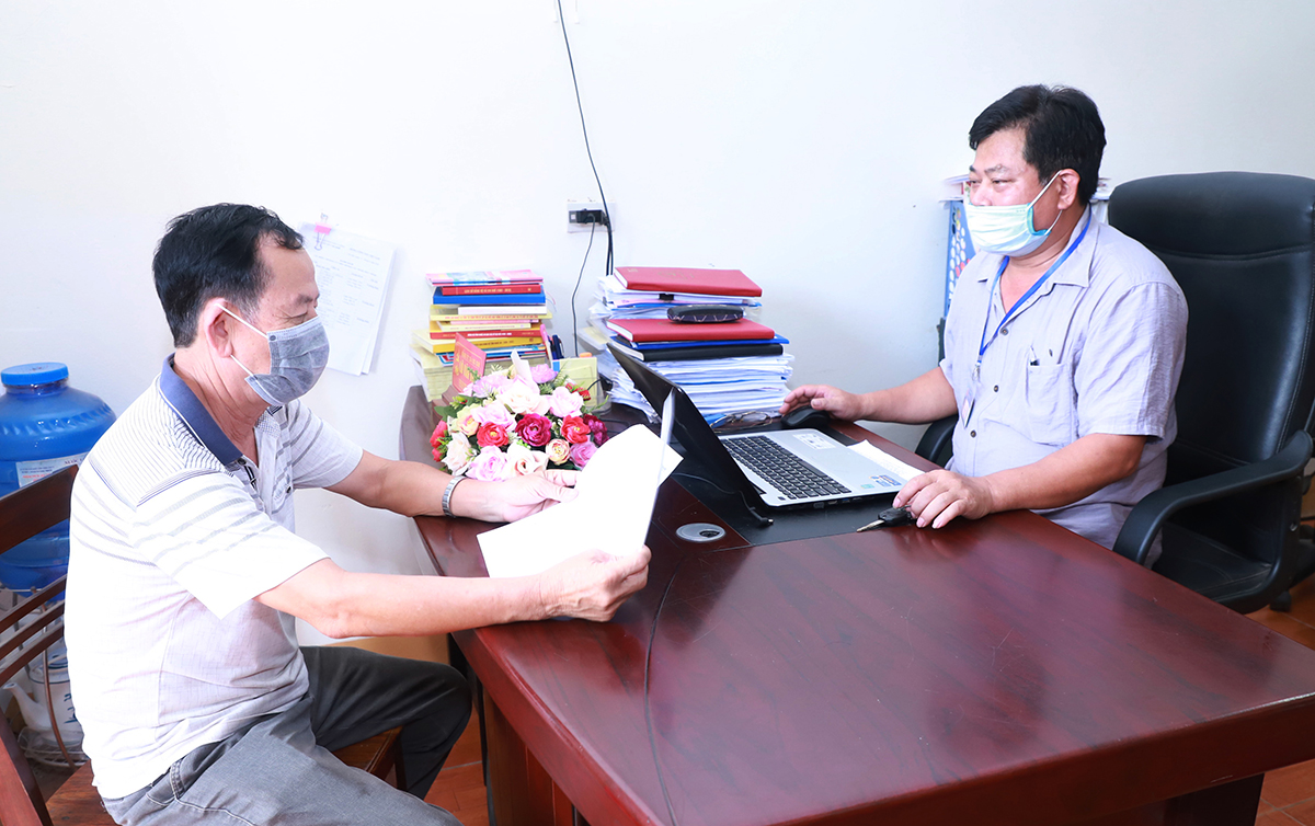 Đồng chí Lô Văn Xăng (bên trái) - Bí thư chi bộ thôn Thuỷ Khê, xã Chi Khê (Con Cuông) trao đổi về công tác Đảng với cán bộ Đảng ủy xã. Ảnh: Thành Duy