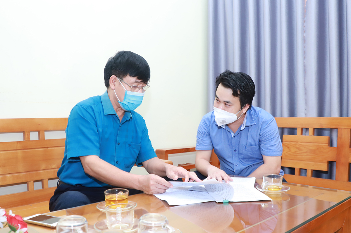 Đồng chí Nguyễn Bá Từ - Trưởng ban Tổ chức Huyện ủy Anh Sơn (bên trái) trao đổi với phóng viên về giải pháp nâng cao chất lượng sinh hoạt chi bộ. Ảnh: Nhật Lệ