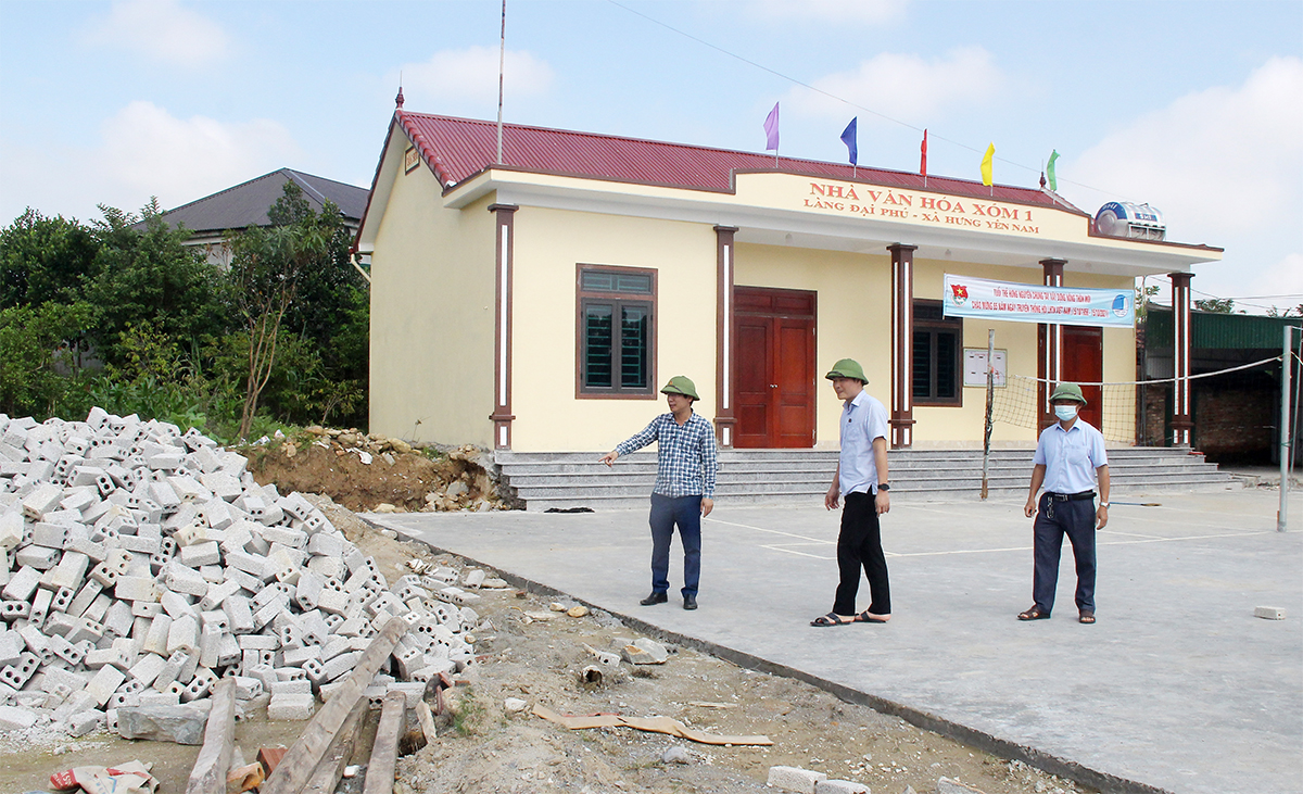 Nhà văn hoá xóm 1, xã Hưng Yên Nam đang giai đoạn hoàn thiện các hạng mục khuôn viên, tường bao.