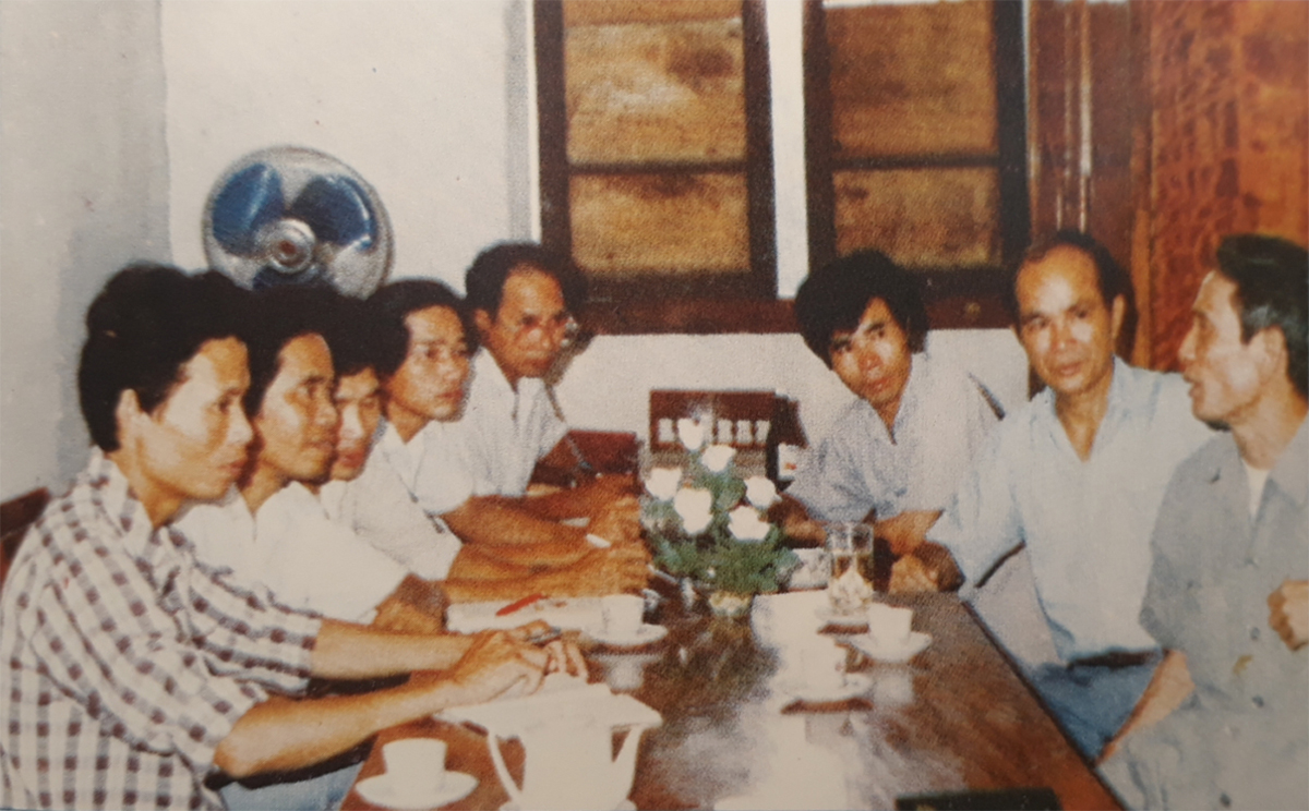 Tổng Giám đốc TTXVN Đỗ Phượng (thứ nhất phải sang) làm việc với Báo Nghệ An về việc thành lập nhà in báo (1992). Ảnh tư liệu: Lan Xuân