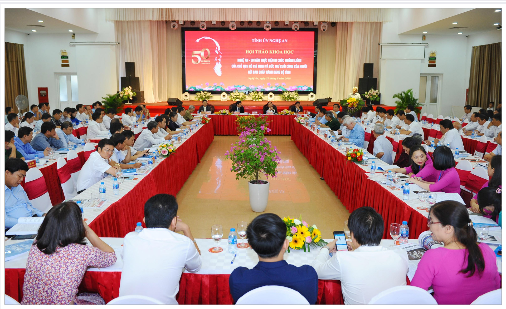 Hội thảo khoa học Nghệ An - 50 năm thực hiện Di chúc thiêng liêng của Chủ tịch Hồ Chí Minh và Bức thư cuối cùng của Người gửi Ban Chấp hành Đảng bộ tỉnh. Ảnh: Thành Cường