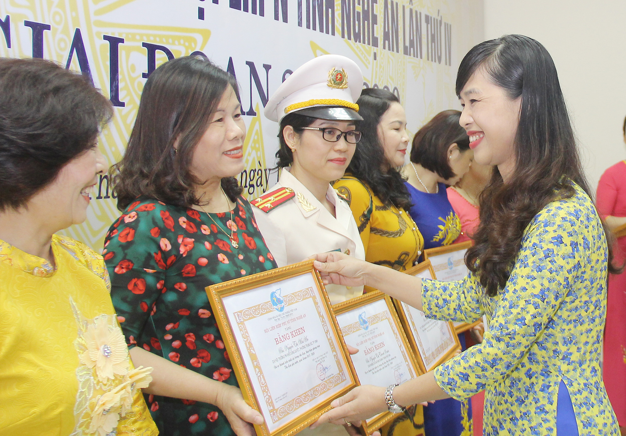 Chủ tịch Hội LHPN tỉnh Nguyễn Thị Quỳnh Hoa khen thưởng các cá nhân điển hình tiên tiến